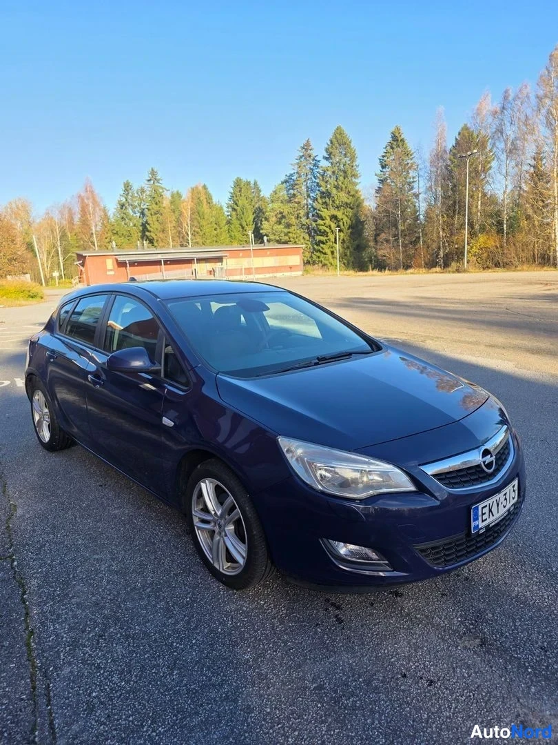 Sininen Opel Astra 2010, etuviisto, keula oikealle, kuva 2