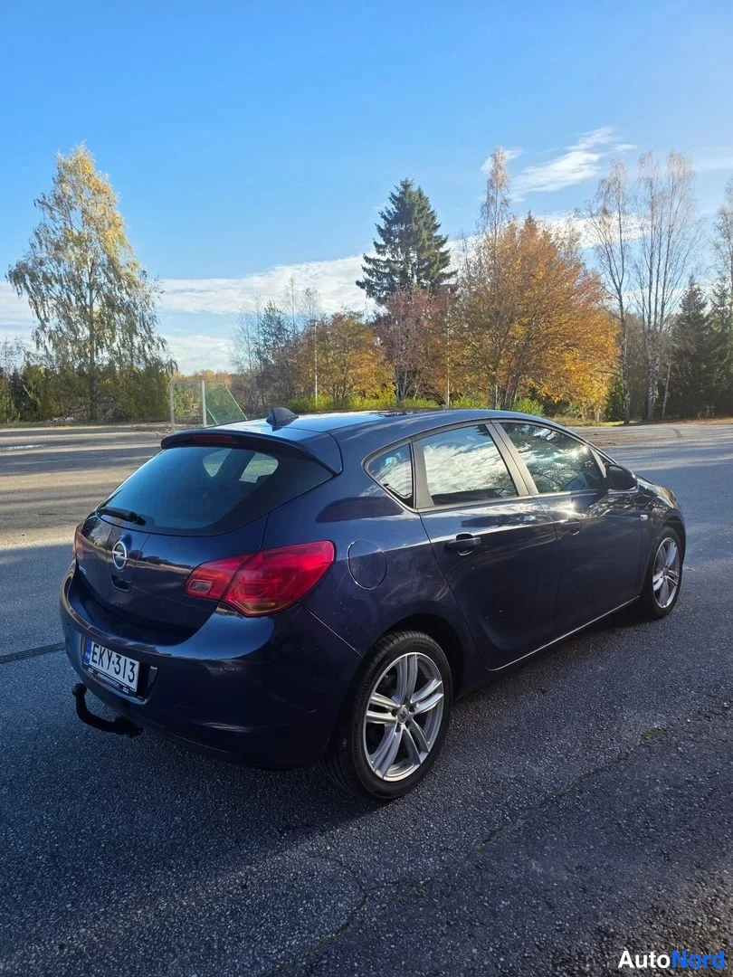 Sininen Opel Astra 2010, takaviisto, kuva 3