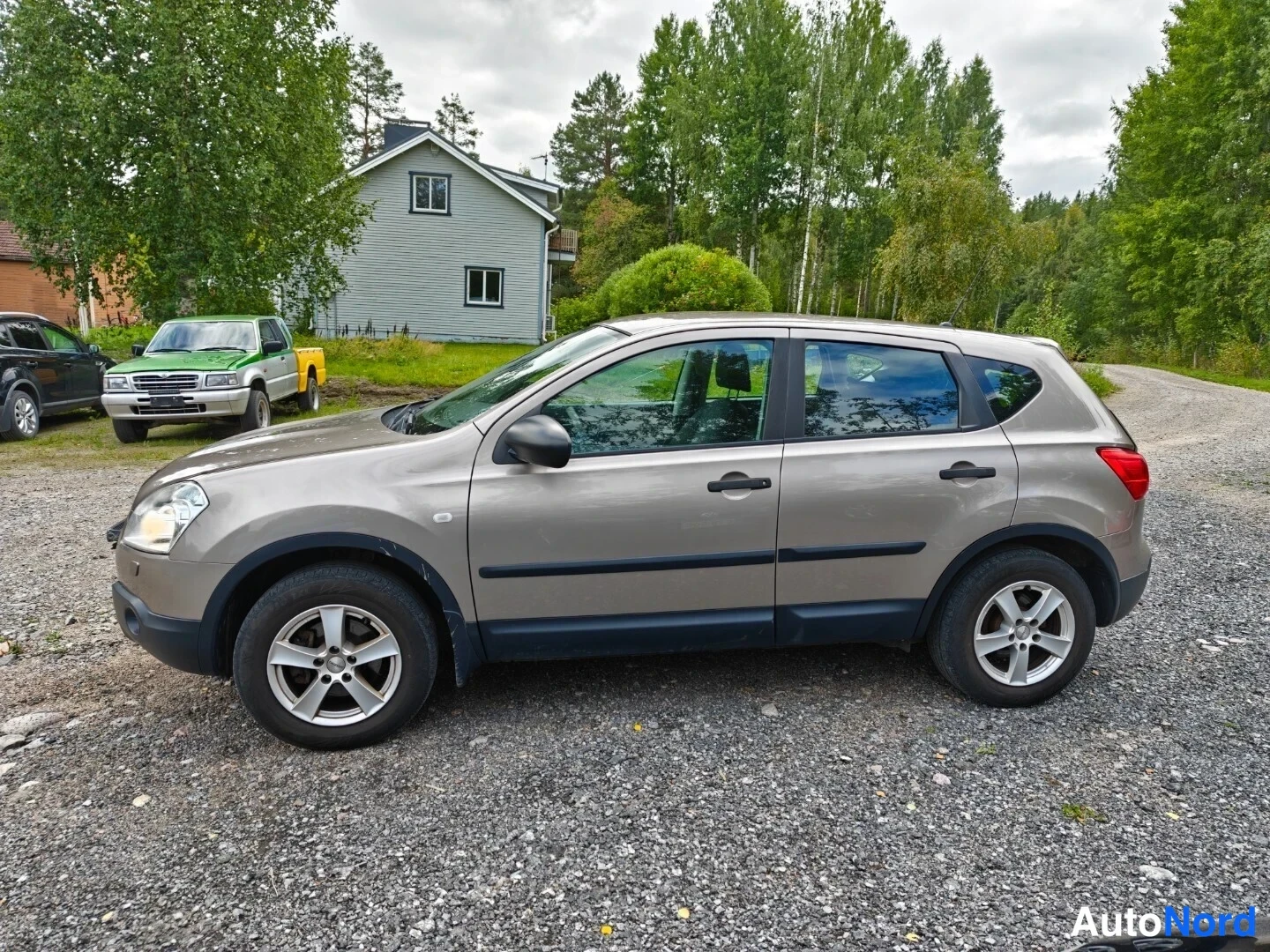 Beige Nissan Qashqai 2007, front three-quarter, nose to the left, photo 2
