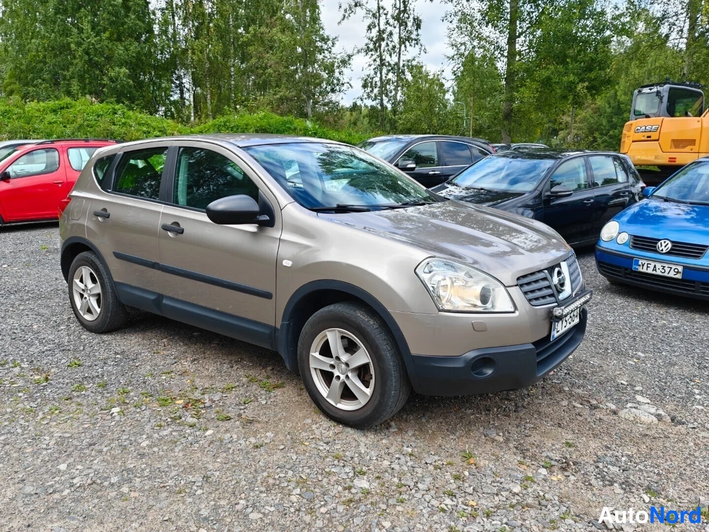 Beige Nissan Qashqai 2007, front three-quarter, nose to the right, photo 3