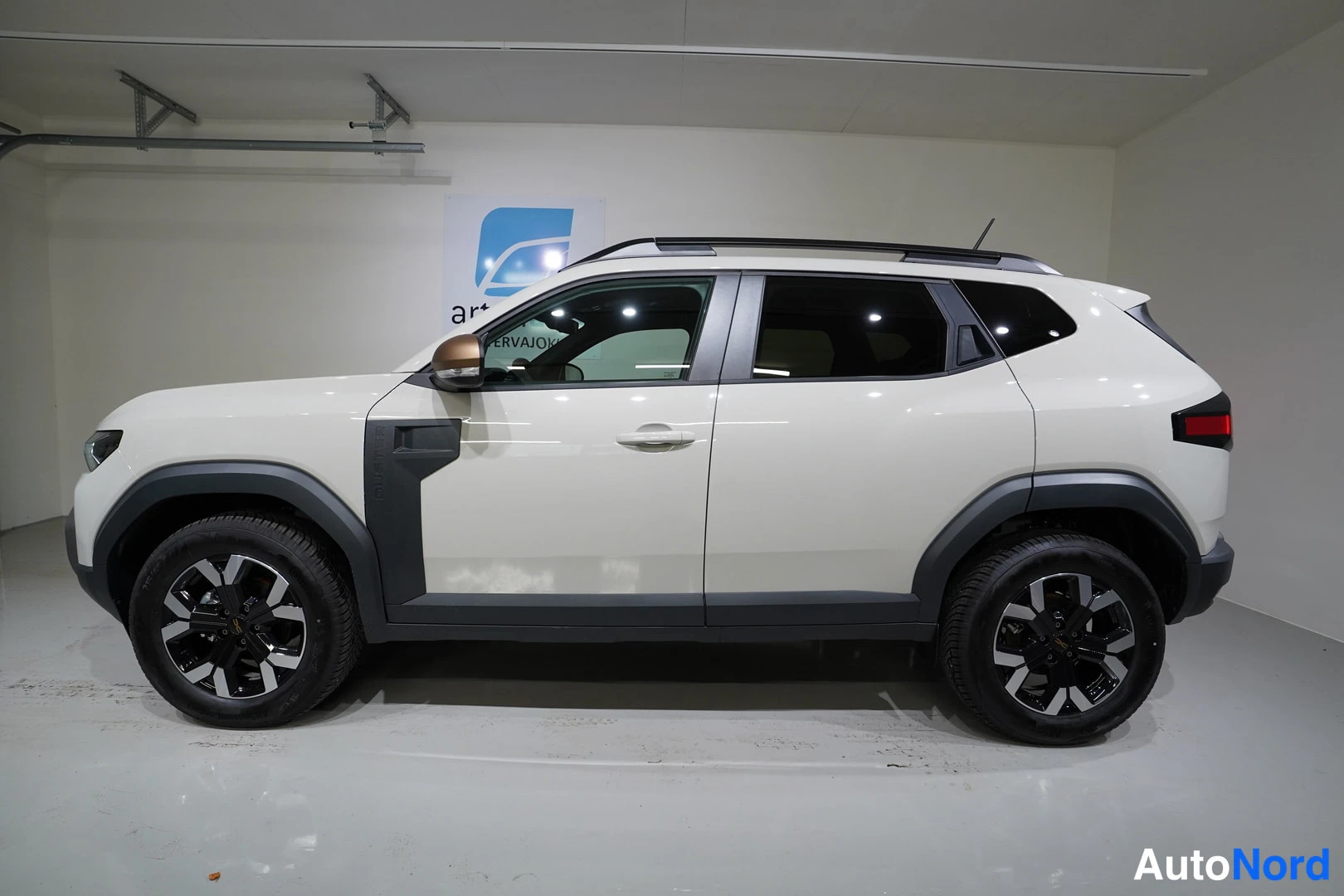 Vit Dacia Duster 2026, från sidan, bild 10
