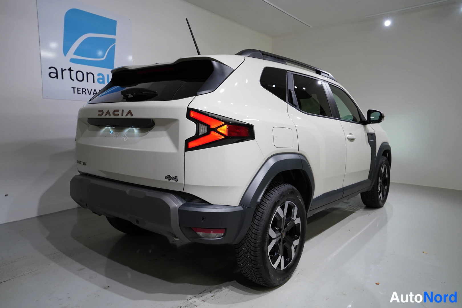 Vit Dacia Duster 2026, snett bakifrån, bild 20