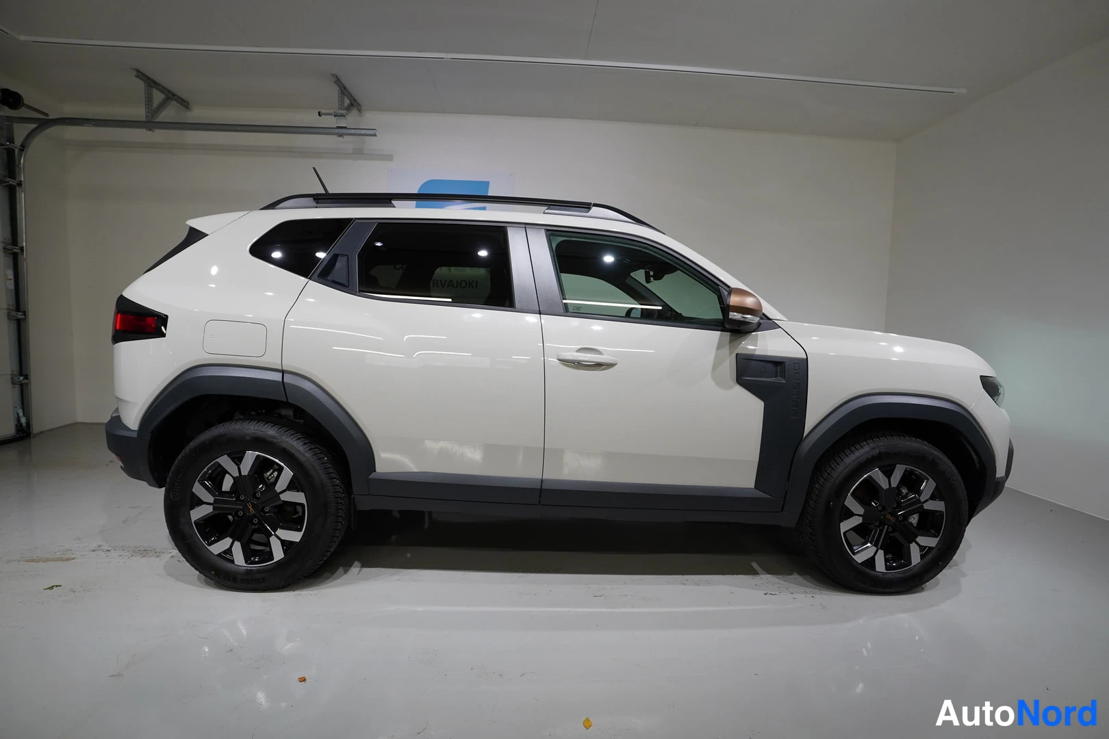 Vit Dacia Duster 2026, från sidan, bild 11