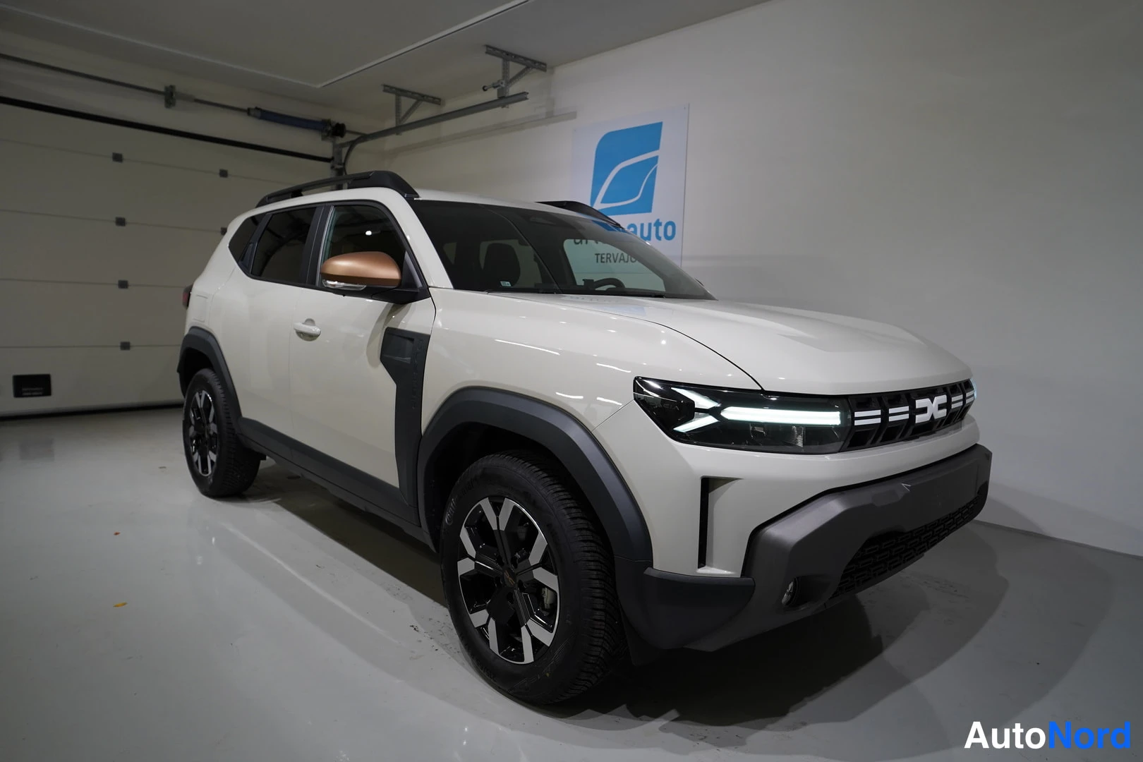Vit Dacia Duster 2026, snett framifrån, fronten åt höger, bild 9