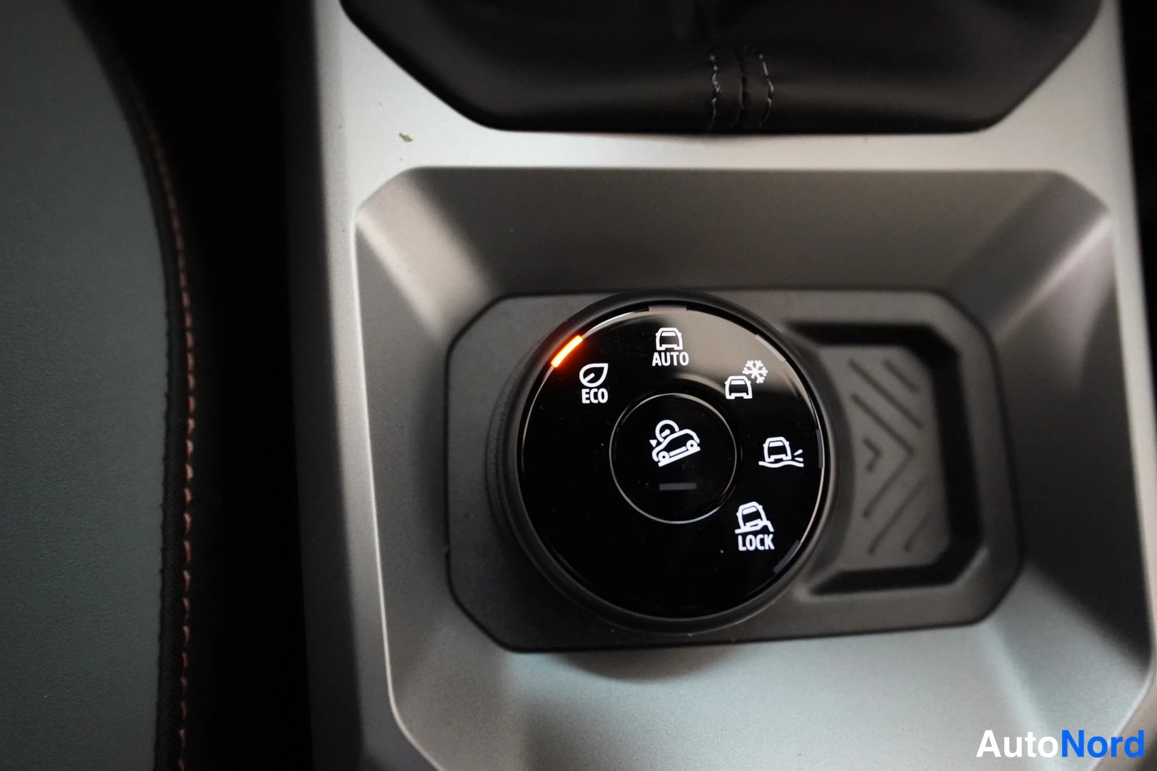 Vit Dacia Duster 2026, bild 35