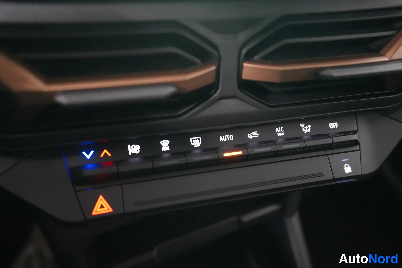 Vit Dacia Duster 2026, bild 36