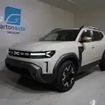 Vit Dacia Duster 2026, snett framifrån, fronten åt vänster, bild 7