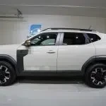 Vit Dacia Duster 2026, från sidan, bild 13