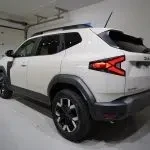 Vit Dacia Duster 2026, snett bakifrån, bild 21