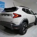 Vit Dacia Duster 2026, snett bakifrån, bild 22