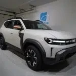 Vit Dacia Duster 2026, snett framifrån, fronten åt höger, bild 8