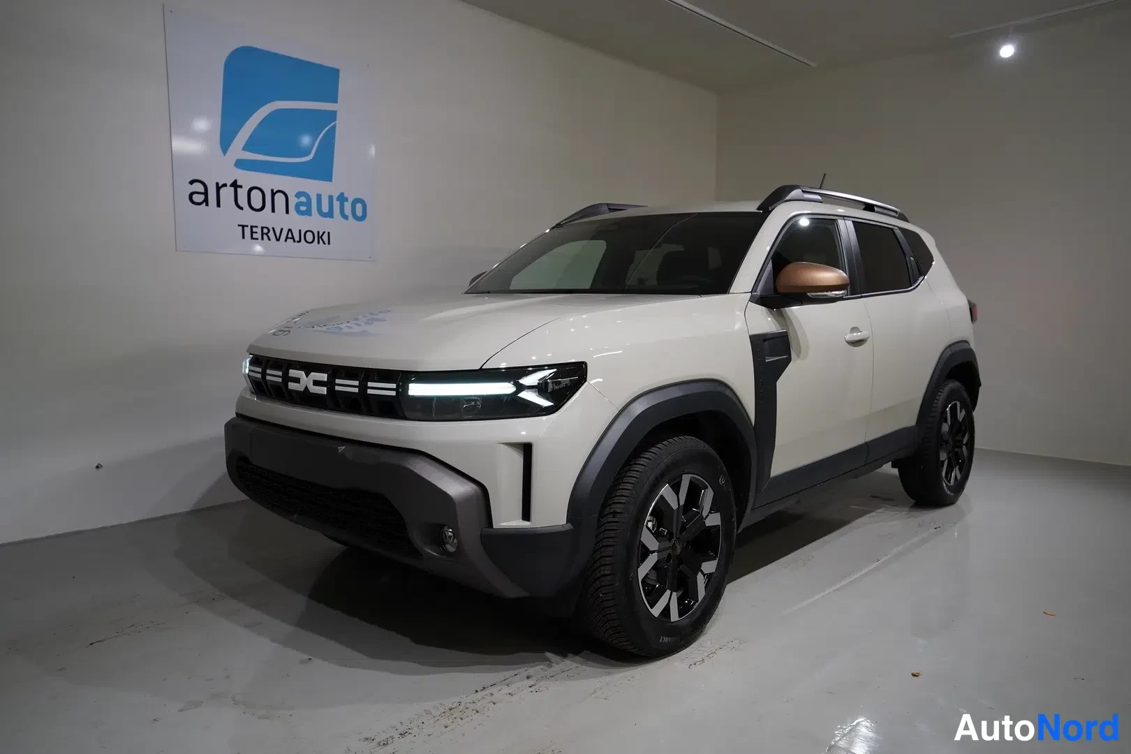 Vit Dacia Duster 2026, snett framifrån, fronten åt vänster, bild 2