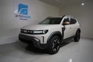 Vit Dacia Duster 2026, snett framifrån, fronten åt vänster, bild 3