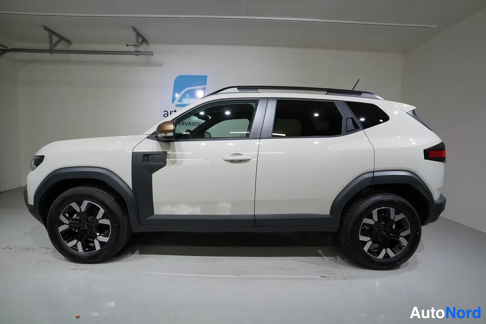 Vit Dacia Duster 2026, från sidan, bild 12