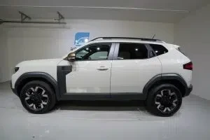 Vit Dacia Duster 2026, från sidan, bild 15