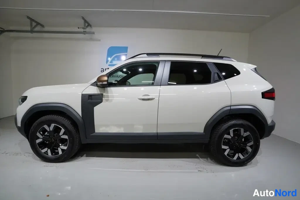 Vit Dacia Duster 2026, från sidan, bild 16