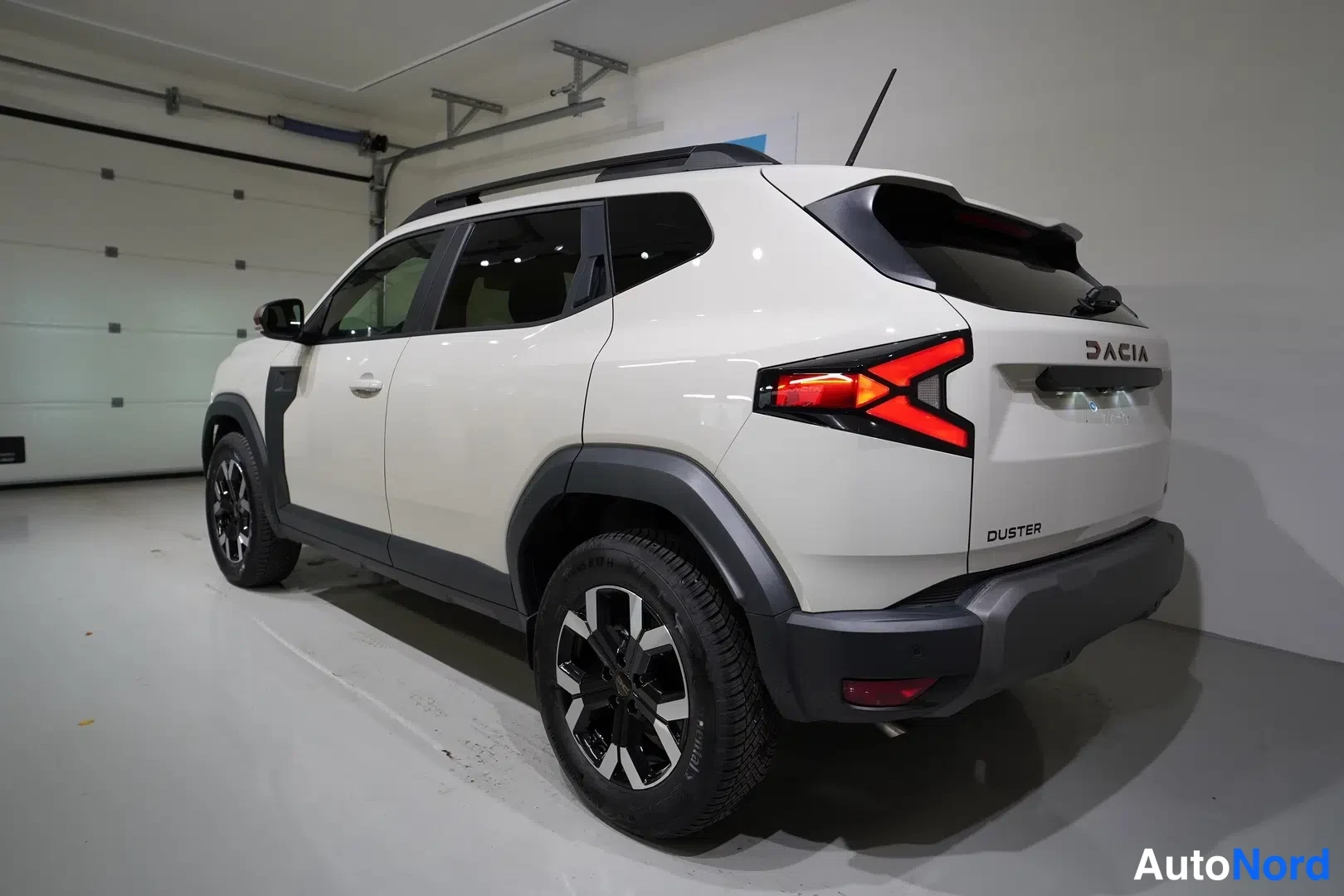 Vit Dacia Duster 2026, snett bakifrån, bild 23