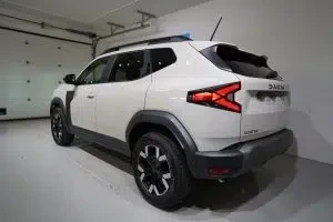 Vit Dacia Duster 2026, snett bakifrån, bild 24