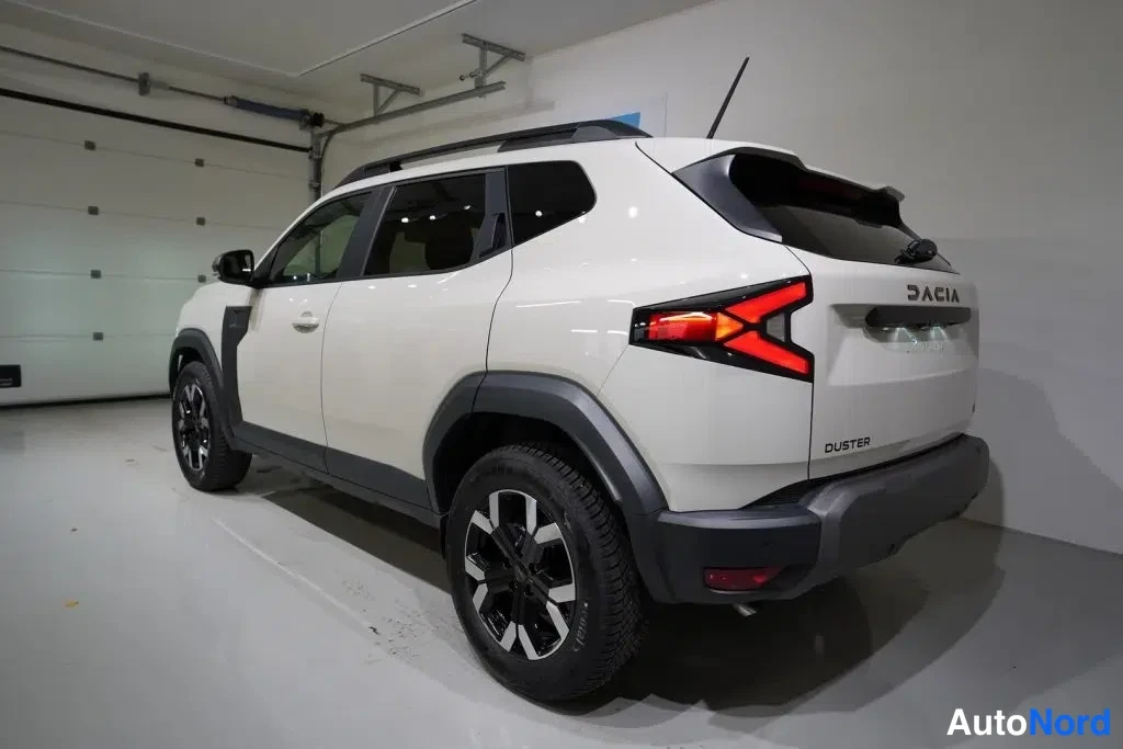 Vit Dacia Duster 2026, snett bakifrån, bild 25