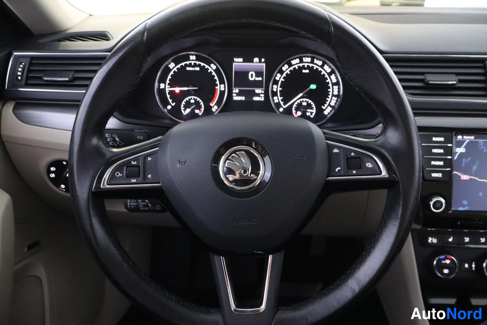Harmaa Skoda Superb 2017, ohjaamo, kuva 8