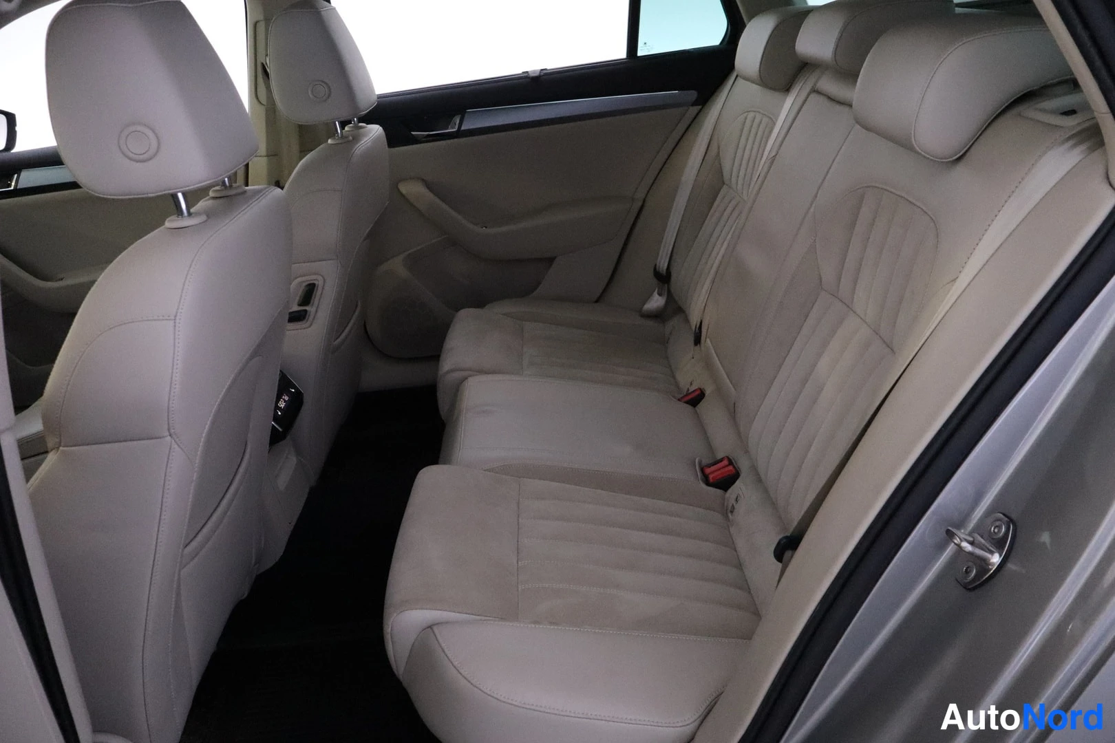 Harmaa Skoda Superb 2017, takaistuimet, kuva 12
