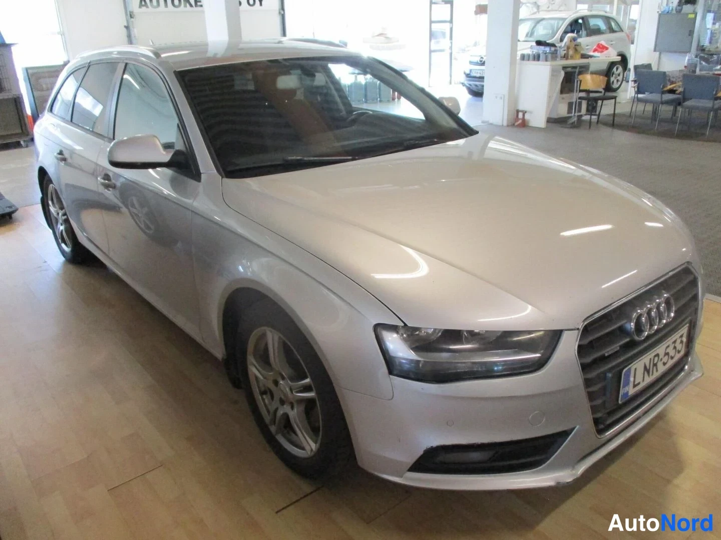 Grey Audi A4 Avant 2012, front three-quarter, nose to the right, photo 3