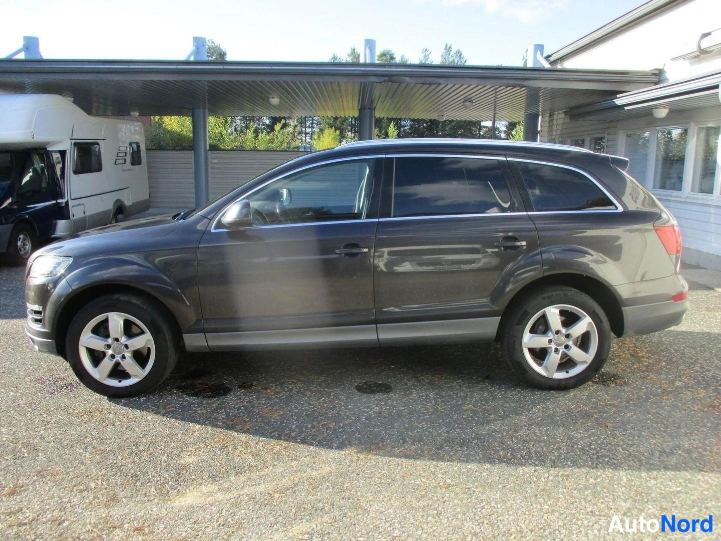 Grey Audi Q7 2010, front three-quarter, nose to the left, photo 2