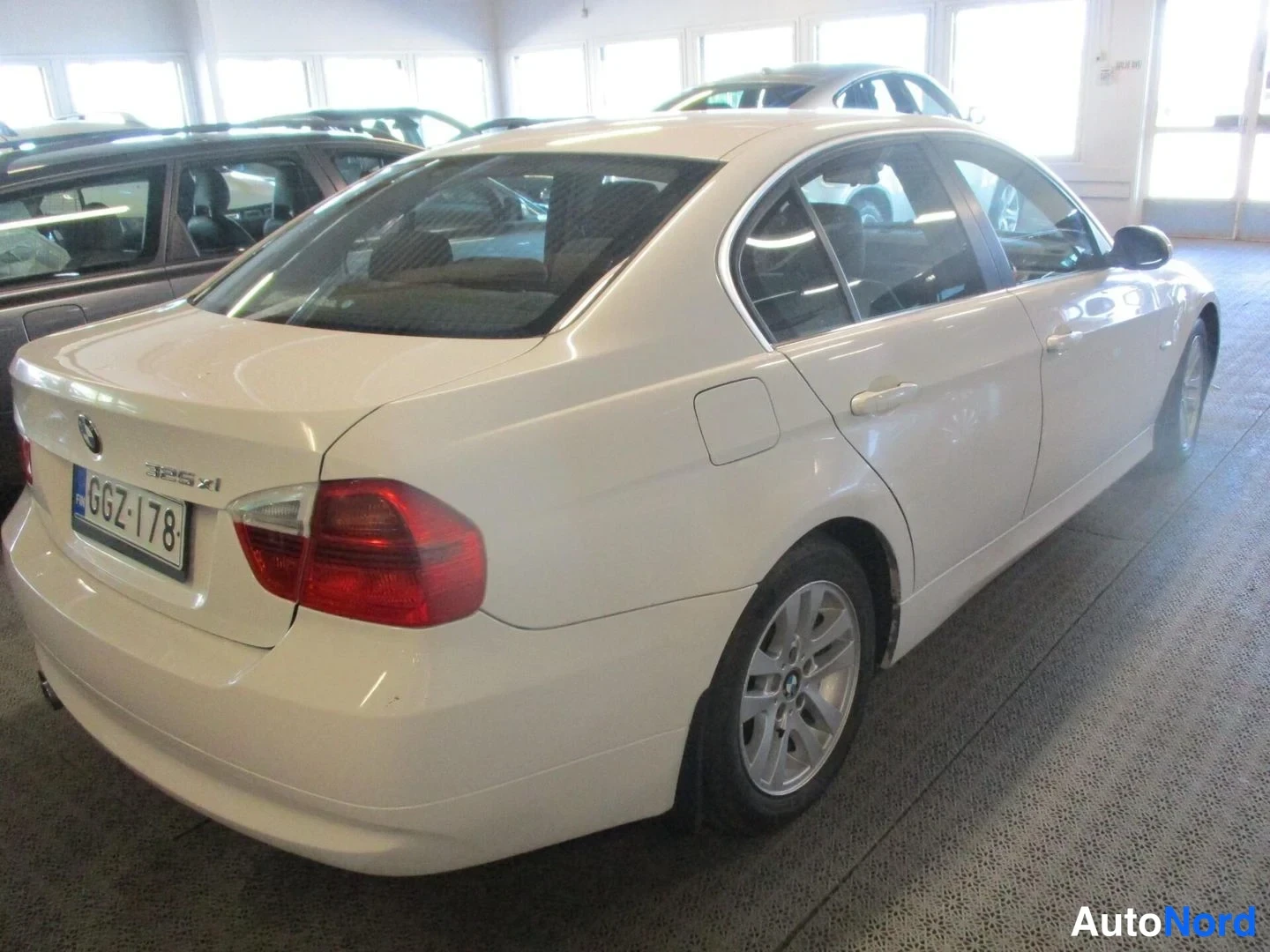 White BMW 325i xDrive 2006, rear three-quarter, photo 2