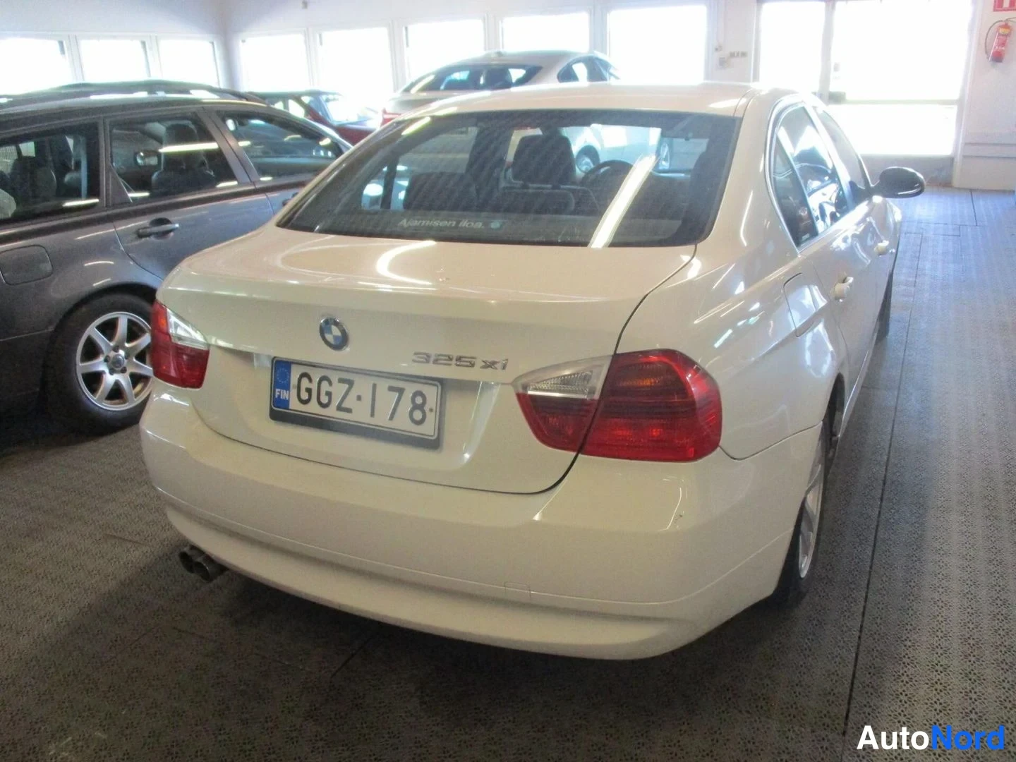 White BMW 325i xDrive 2006, rear three-quarter, photo 4