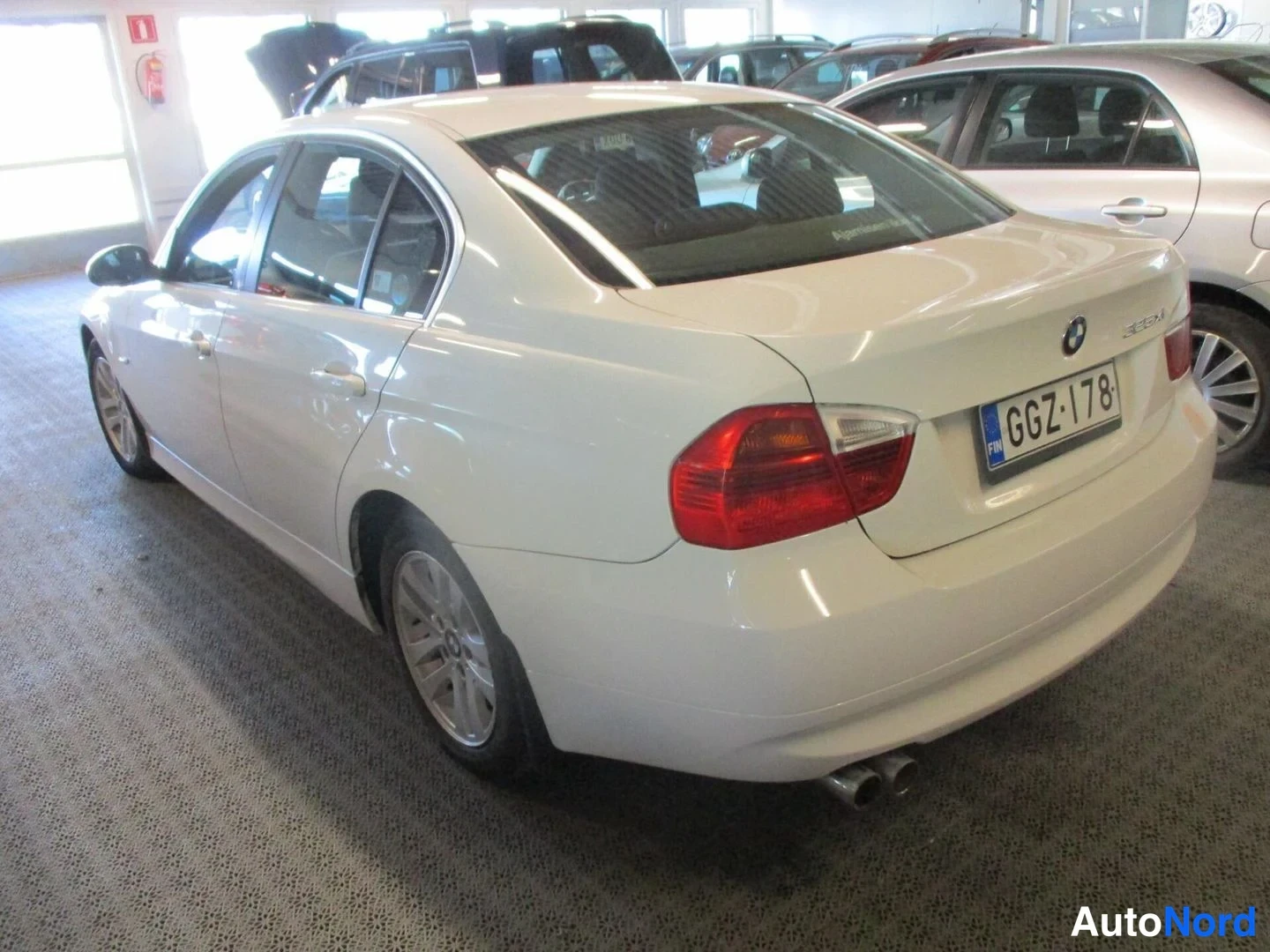 White BMW 325i xDrive 2006, rear three-quarter, photo 3