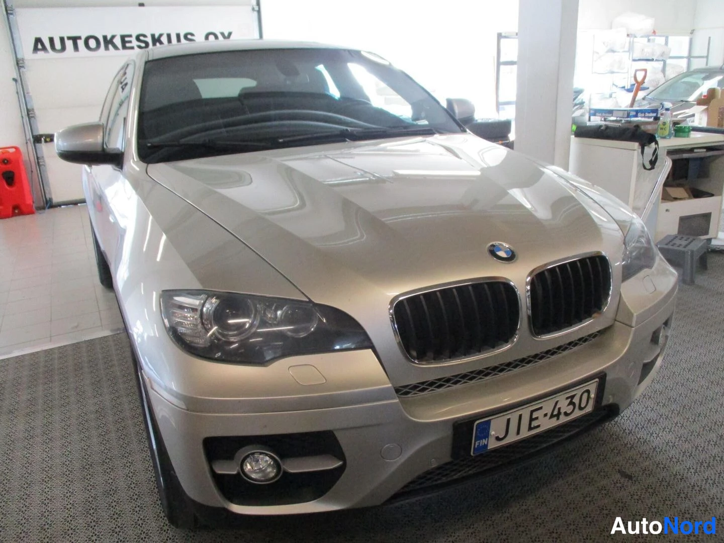 Grey BMW X6 2010, front three-quarter, nose to the right, photo 3