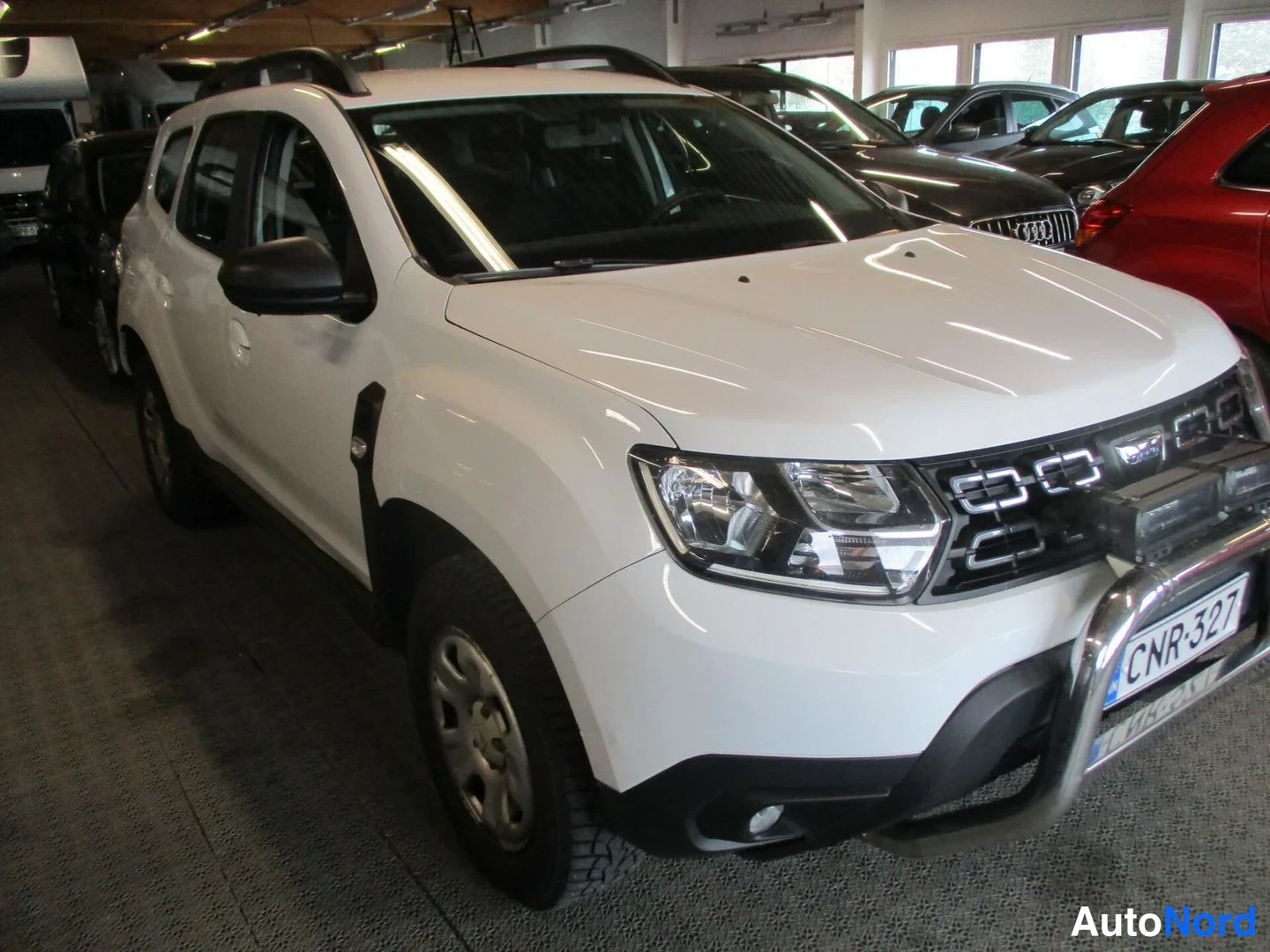 White Dacia Duster 2019, front three-quarter, nose to the right, photo 2