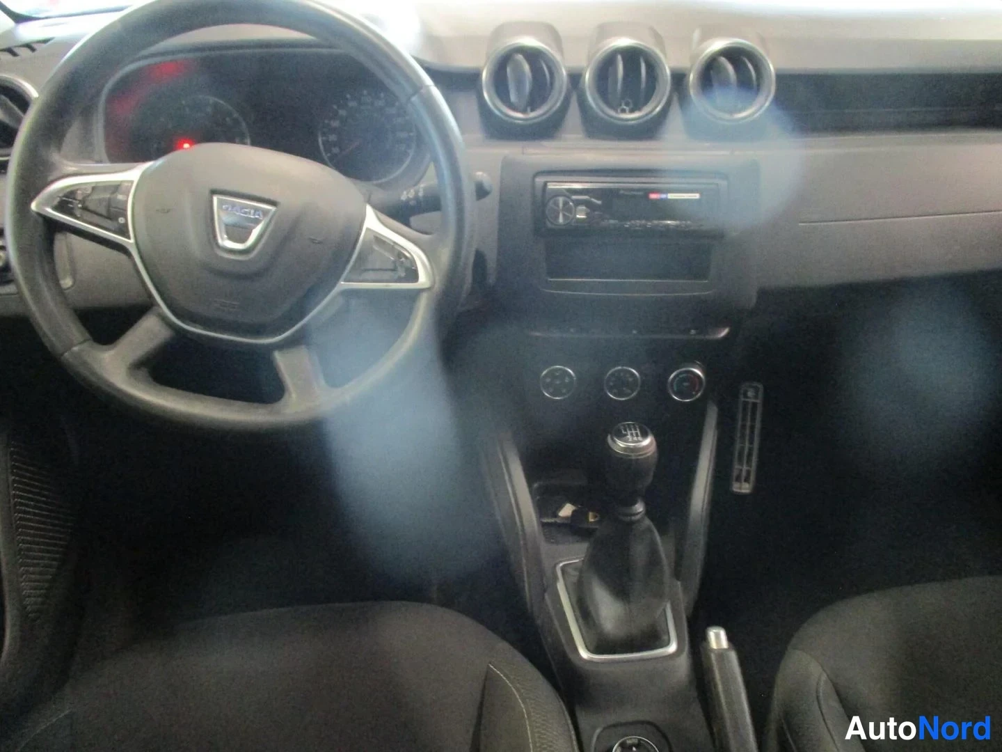 White Dacia Duster 2019, photo 7