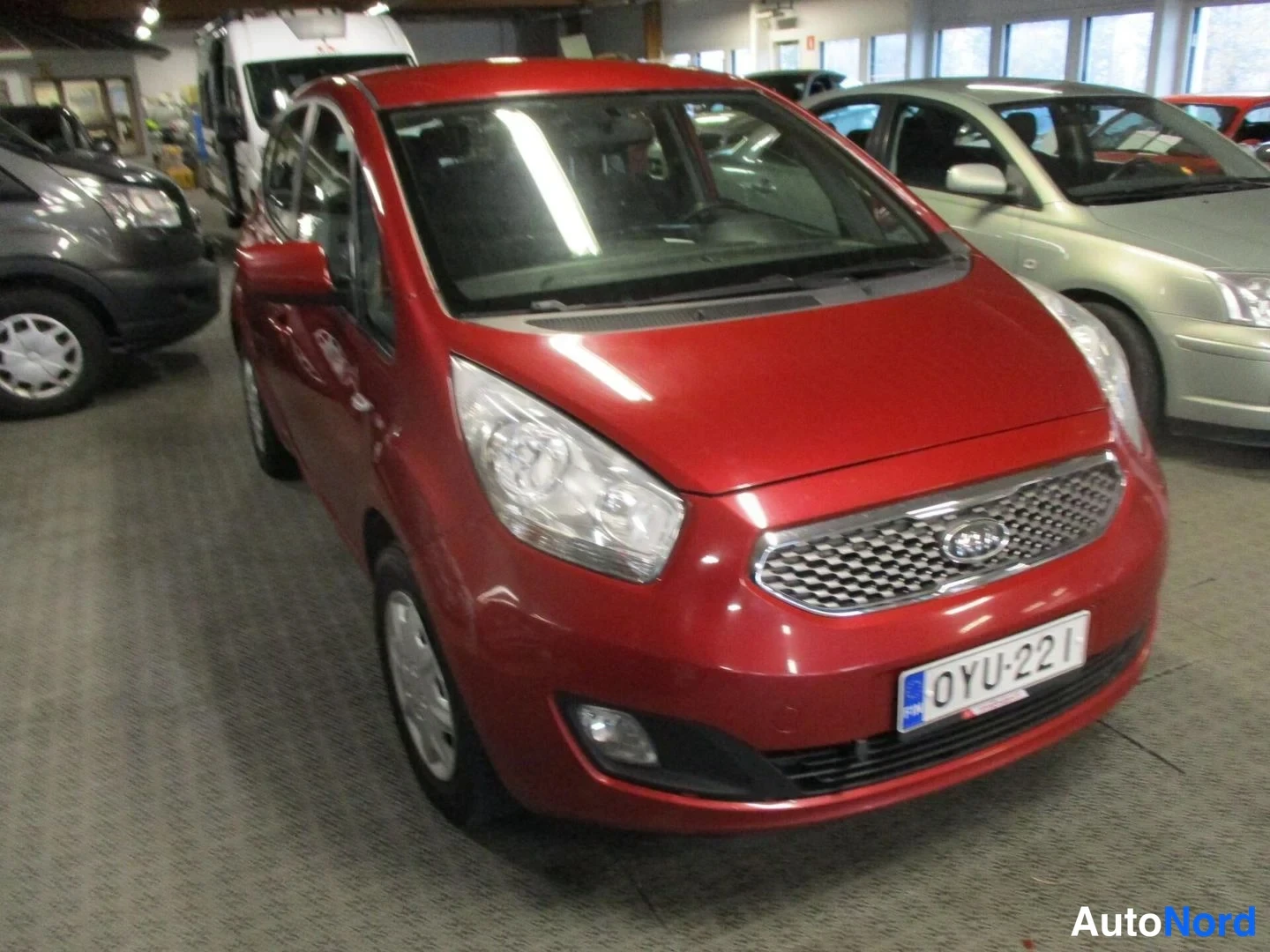 Red Kia Venga 2011, front three-quarter, nose to the right, photo 3