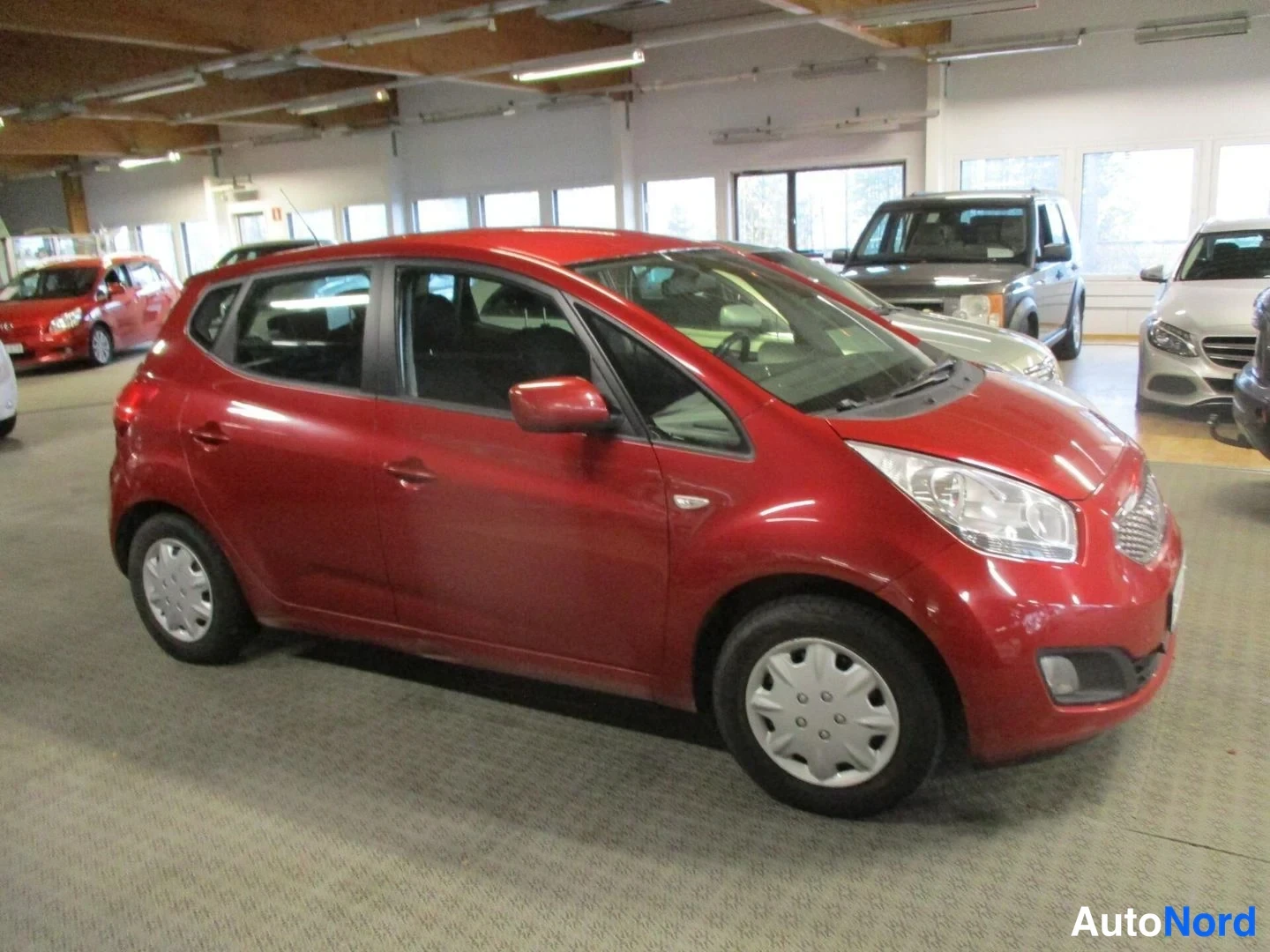 Red Kia Venga 2011, front three-quarter, nose to the right, photo 2