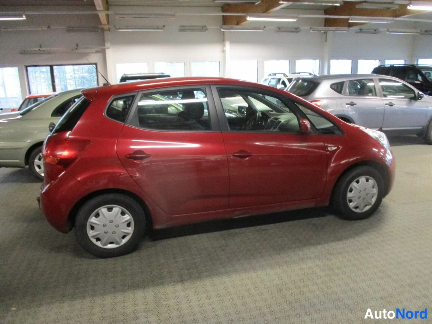 Red Kia Venga 2011, front three-quarter, nose to the right, photo 4