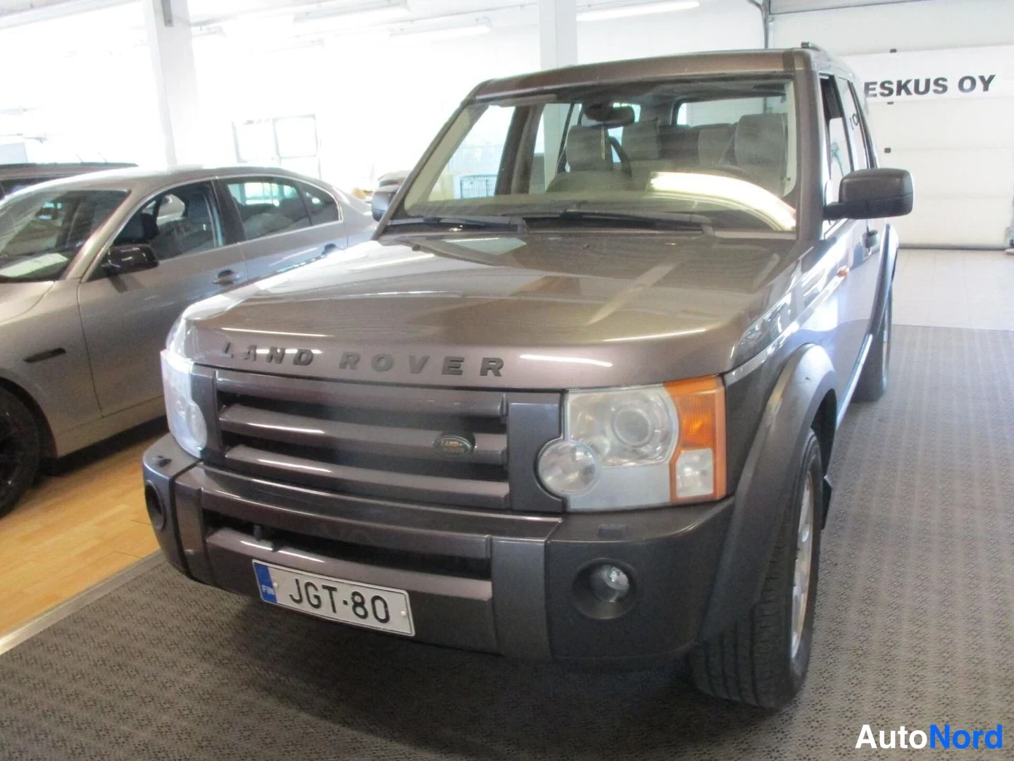 Grey Land Rover Discovery 3 2005, front three-quarter, nose to the left, photo 2