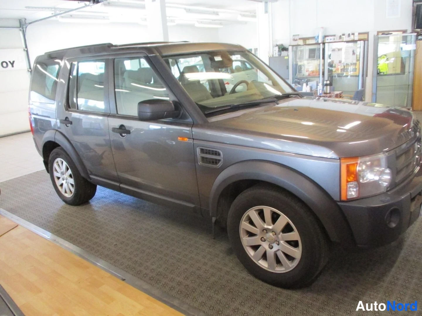 Grey Land Rover Discovery 3 2005, front three-quarter, nose to the right, photo 3