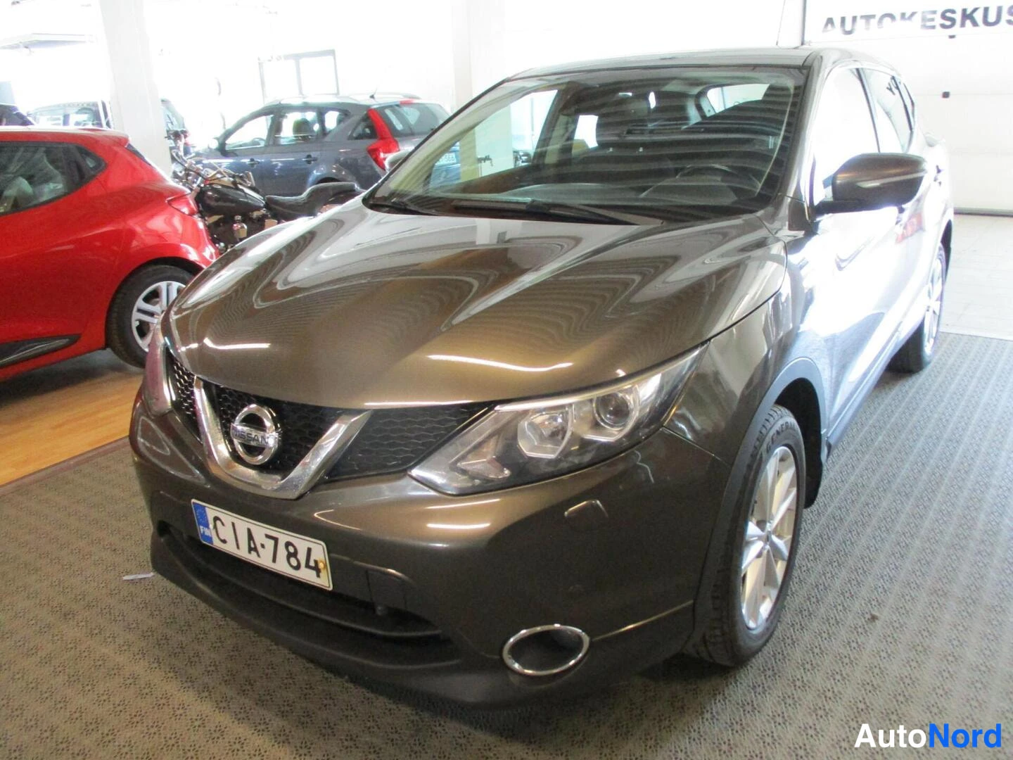 Brown Nissan Qashqai 2014, front three-quarter, nose to the left, photo 2
