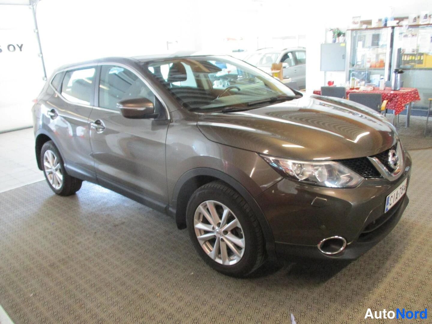Brown Nissan Qashqai 2014, front three-quarter, nose to the right, photo 3