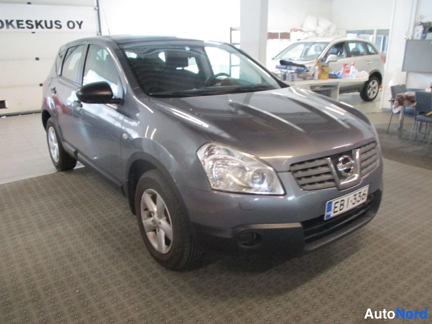 Silver Nissan Qashqai 2008, front three-quarter, nose to the right, photo 2