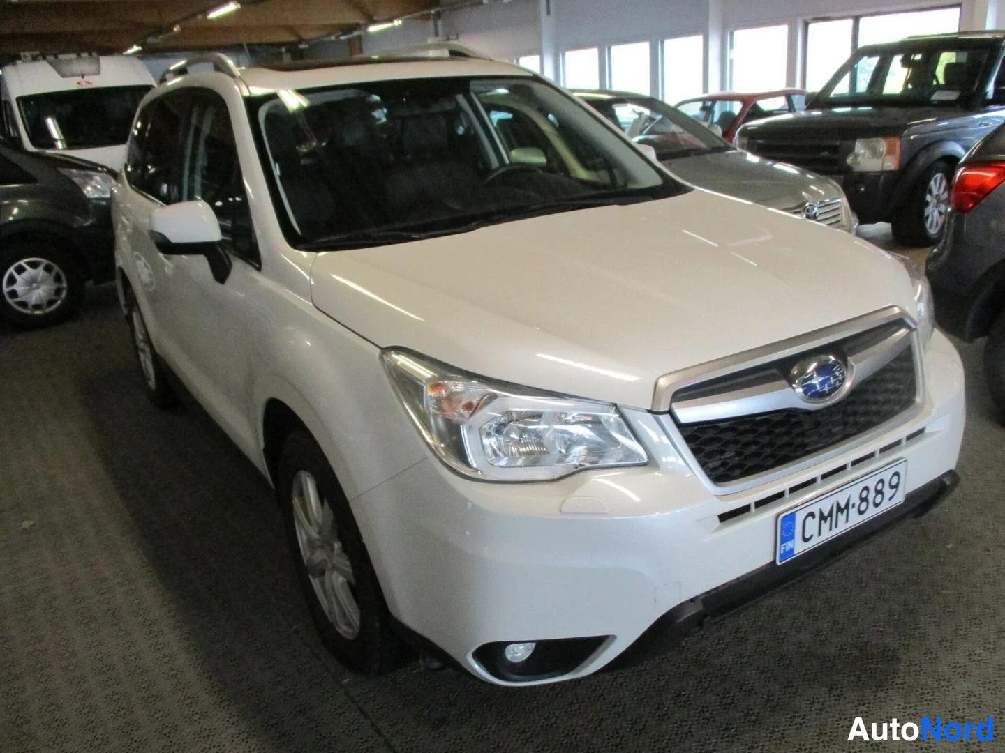 White Subaru Forester 2015, front three-quarter, nose to the right, photo 2