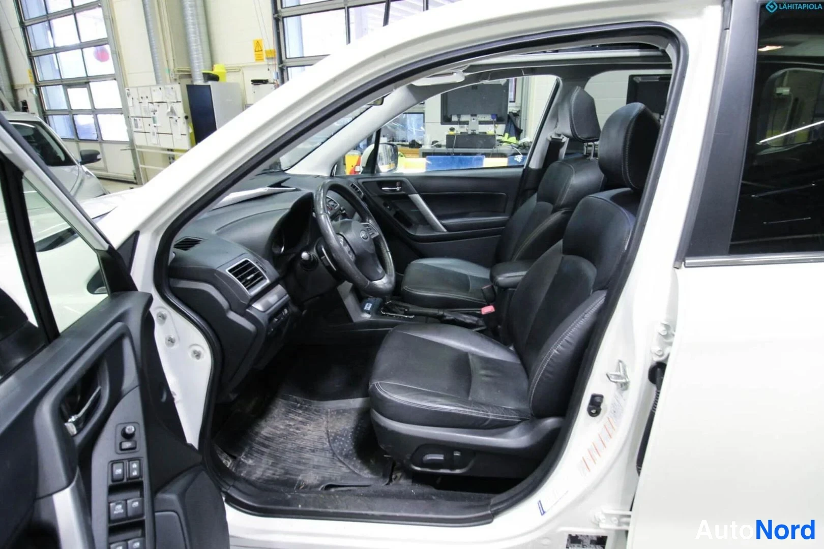 White Subaru Forester 2015, photo 8
