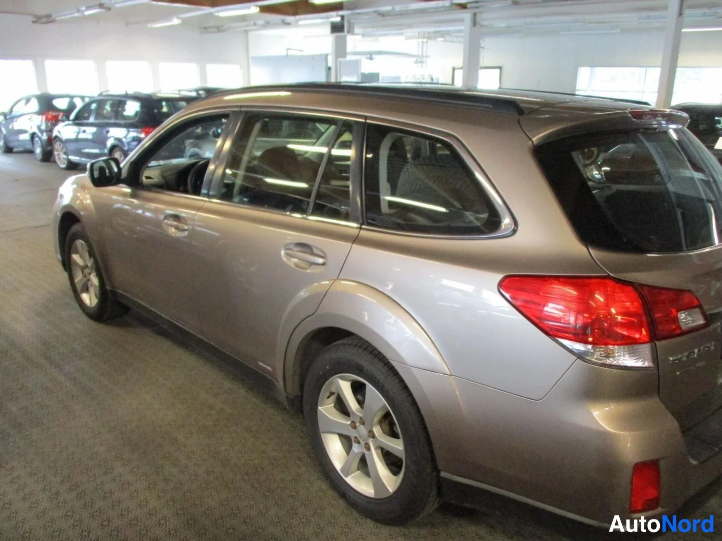 Brown Subaru Legacy 2015, rear three-quarter, photo 3