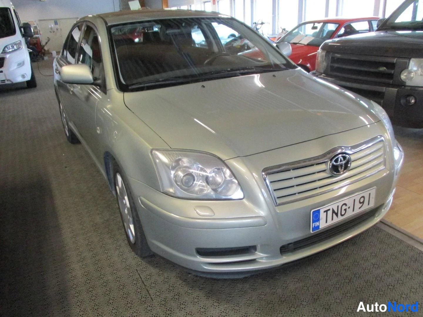 Green Toyota Avensis 2004, front three-quarter, nose to the right, photo 2