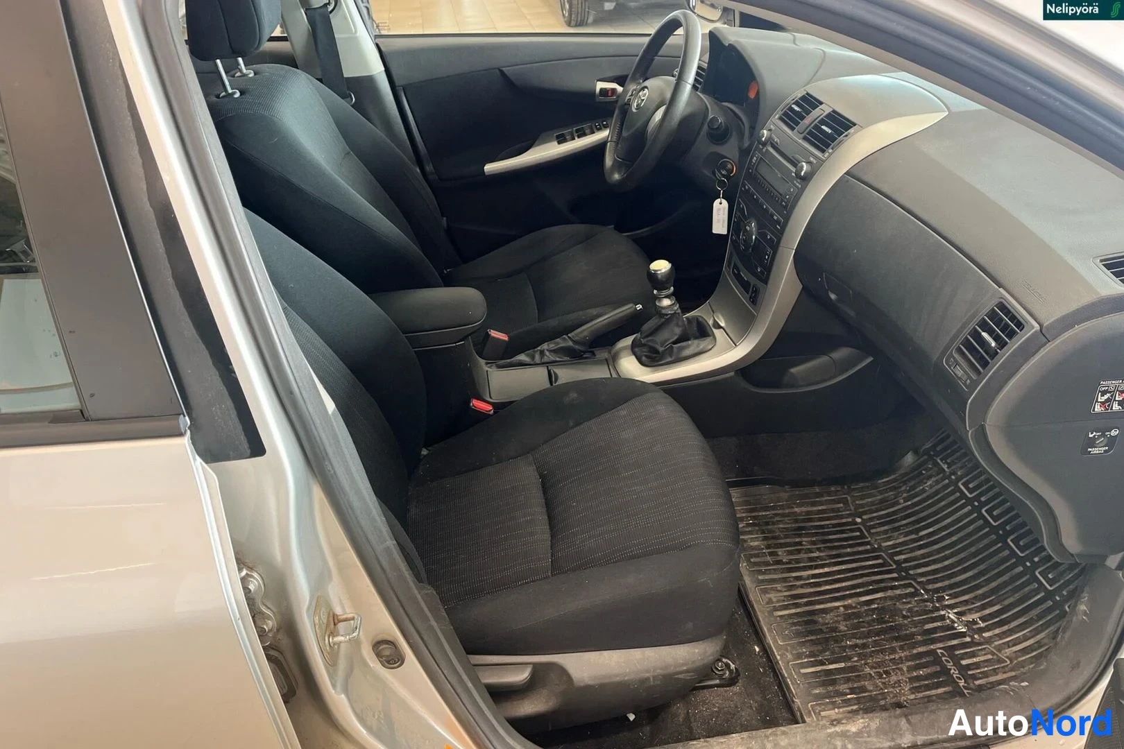 Silver Toyota Corolla 2010, photo 6