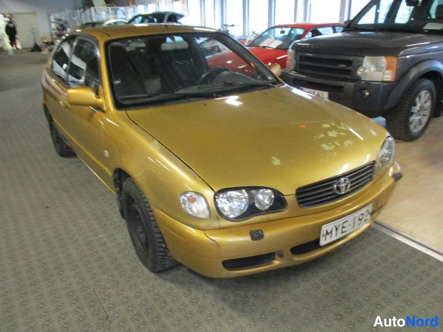 Yellow Toyota Corolla 2000, front three-quarter, nose to the right, photo 2