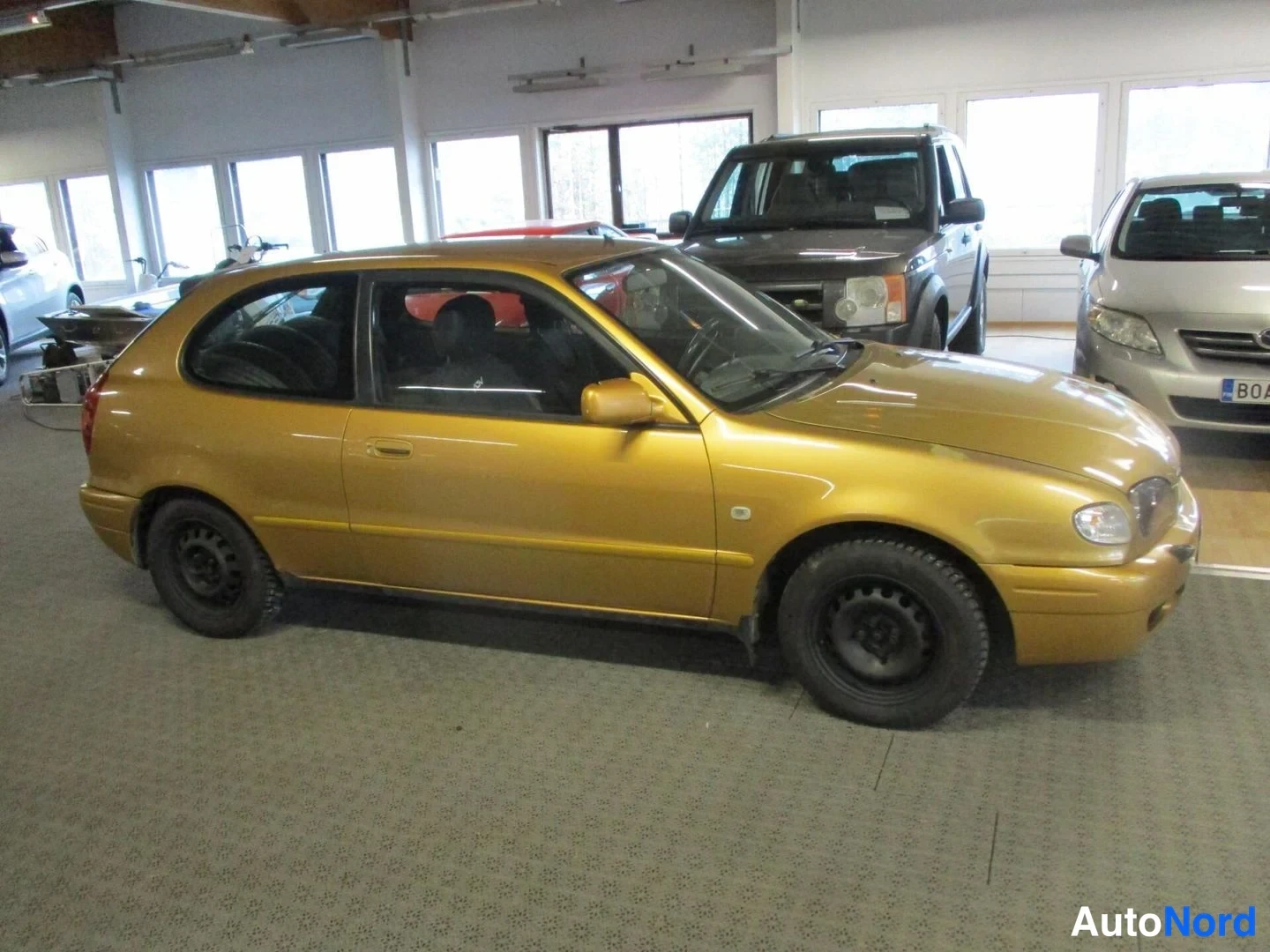 Yellow Toyota Corolla 2000, front three-quarter, nose to the right, photo 3