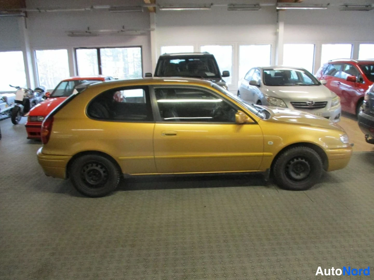 Yellow Toyota Corolla 2000, side, photo 4