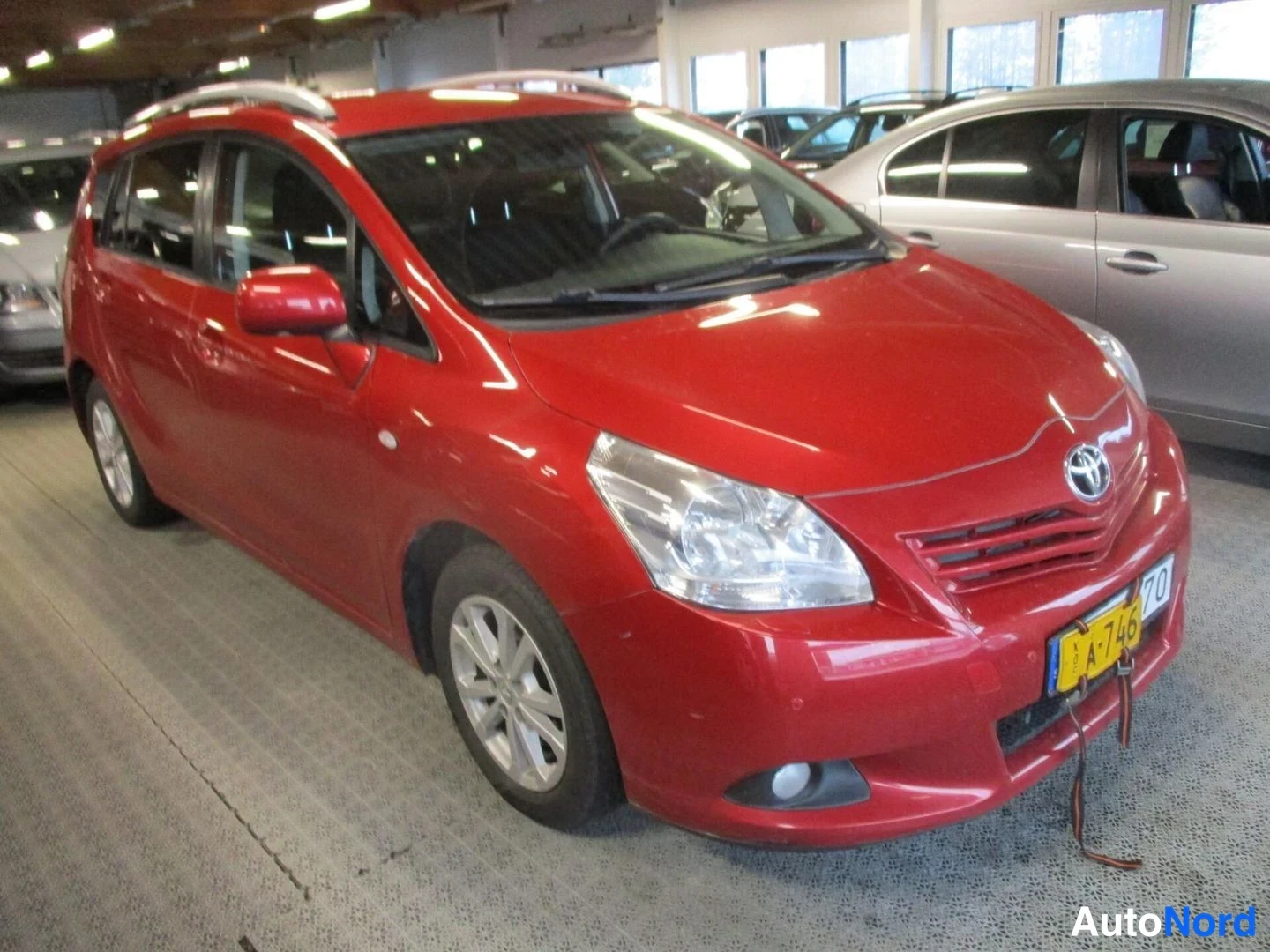 Red Toyota Verso 2012, front three-quarter, nose to the right, photo 2